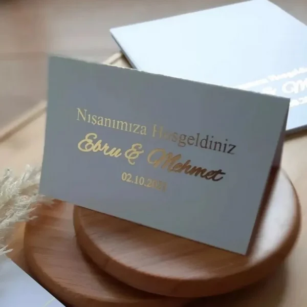 Elegantes Tischkärtchen mit Glanzveredelung für besondere Anlässe