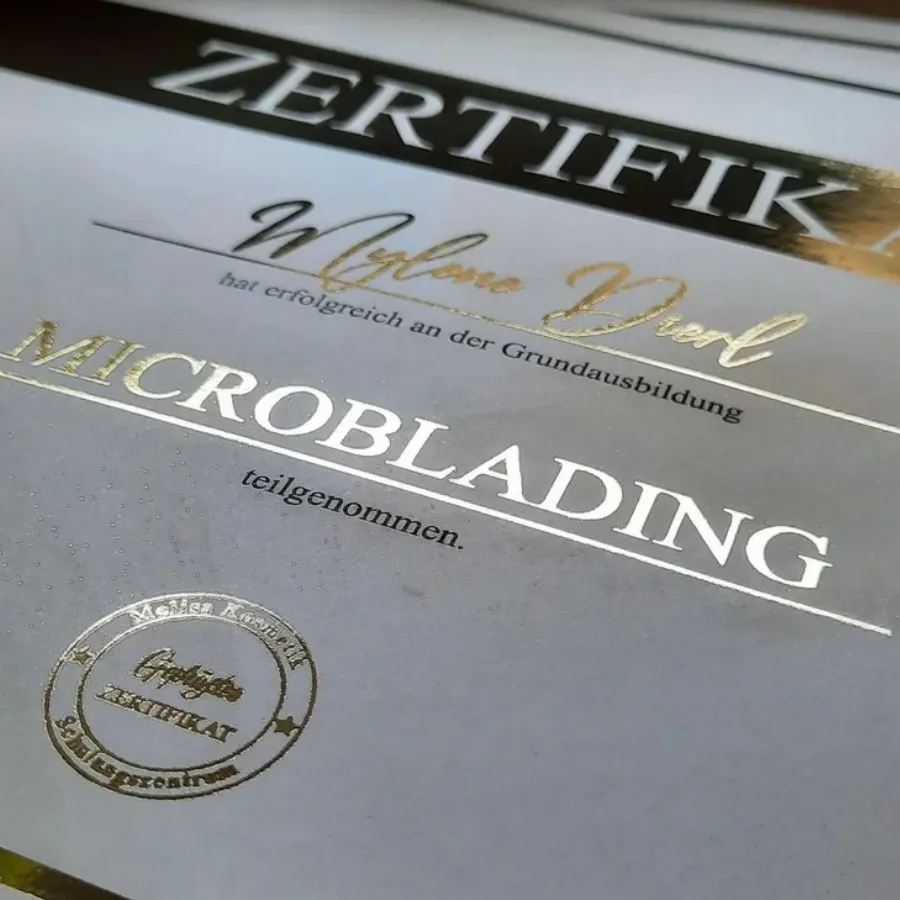 Zertifikat mit glänzender Folierung für besondere Auszeichnungen