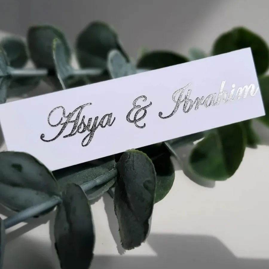 Rechteckiges Etikett mit glänzender Folierung für edles Produktbranding